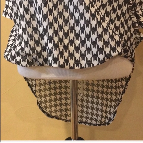 Houndstooth Criss Cross Top - Picture 6 of 7